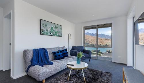 Apartment with Lake View