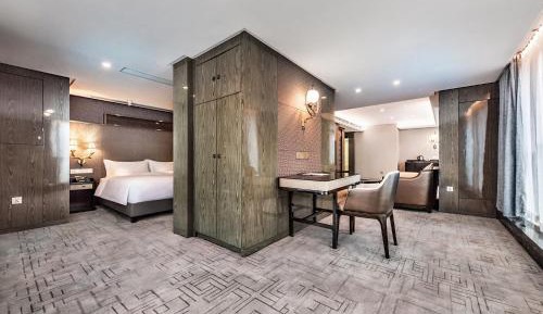 Deluxe King Suite