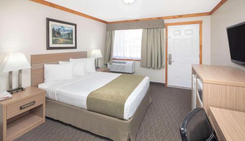One King Bed - Non-Smoking - Ground Floor