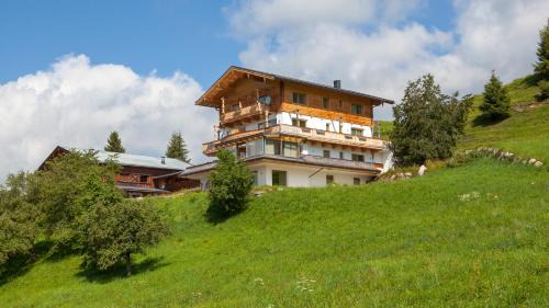 Apartment with Mountain View