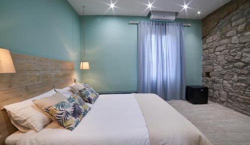 Deluxe Double Room (2 Adults + 1 Child)