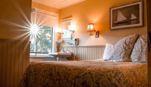 Double Room (shared bathroom) 