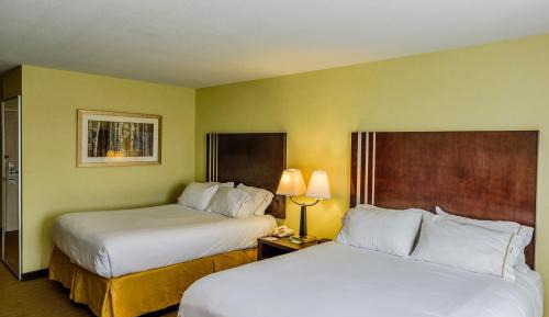 Standard Double Room with Two Double Beds and Accessible Tub - Mobility Access