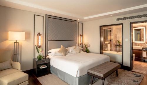 Executive Suite With Lounge Access & One -Way Airport Transfers