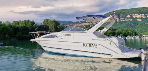 Superior One-Cabin Boat