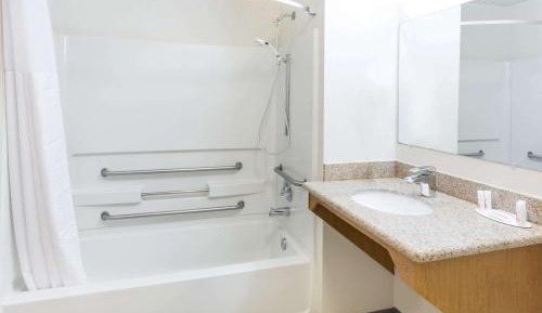 Queen Room - Mobility Access/Non-Smoking