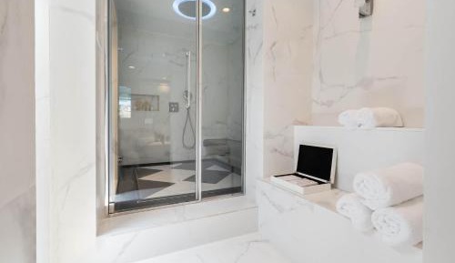 Suite with Private Pool - Signature 130 with Glass Pool 