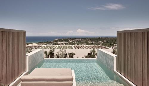 Executive Suite with Private Pοol and Sea View