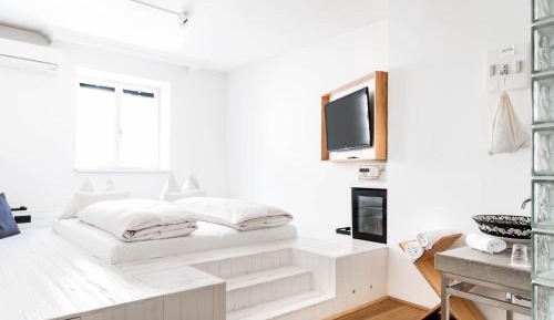 Tiny Independent Room