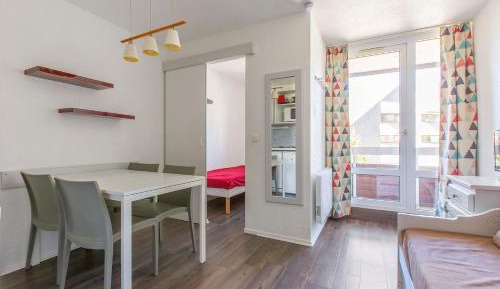 Select One-Bedroom Apartment (5 People)