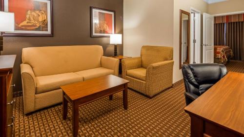 One-Bedroom Queen Suite with Two Queen Beds and Sofa Bed