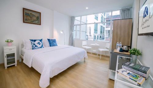 Deluxe King Room with Window