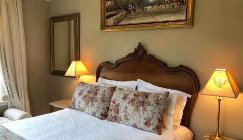 Deluxe Queen Room with Bath