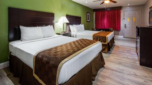 Queen Room with Two Queen Beds - Smoking