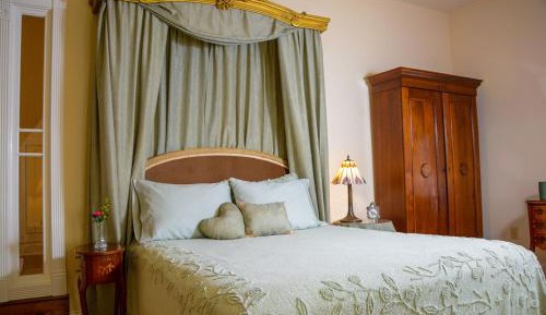 Deluxe Queen Suite