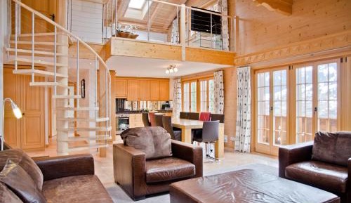 Four-Bedroom Apartment with Balcony	
