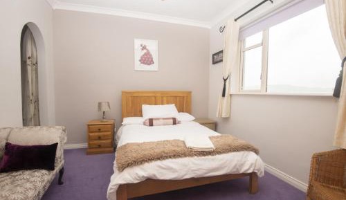 Three-Bedroom Holiday Home 