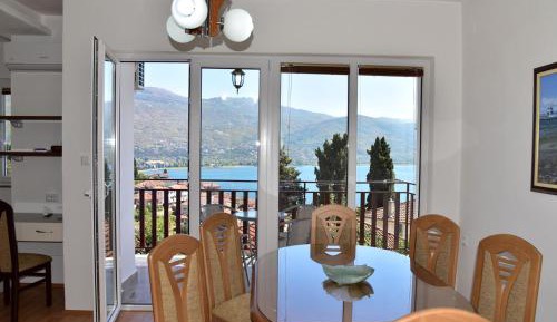 Apartment with Lake View