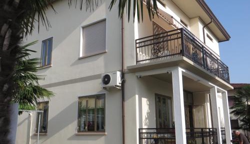 Deluxe Three-Bedroom Apartment