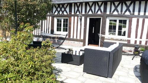 Deluxe Double Room (2 Adults + 1 Child)