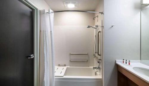 Deluxe Queen Room - Mobility Access/Non-Smoking