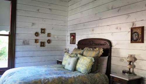 Deluxe Queen Suite