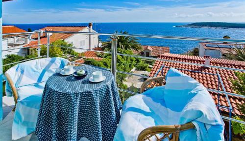 Studio Apartment with Balcony and Sea View