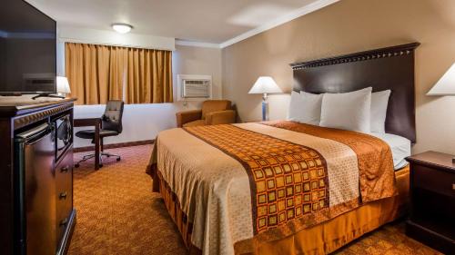 Queen Room with Roll-In Shower - Disability Access