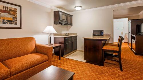 Two Room Queen Suite - Non-Smoking