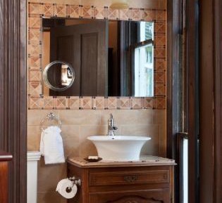 Queen Room - Forsyth Place