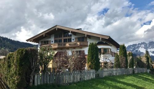 Apartment with Mountain View
