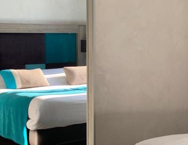 Superior Family Room - Lake and Garden Side