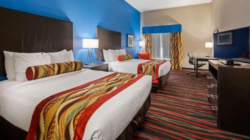 Queen Room with Two Queen Beds and Bath Tub - Disability Access