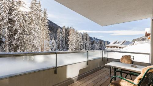 Apartment with Mountain View