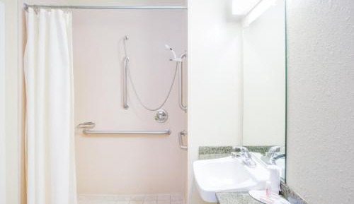 Queen Room - Disability Access/Non-Smoking