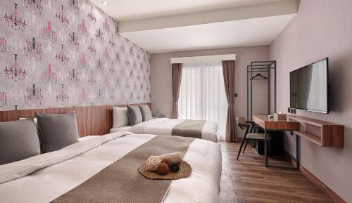 Deluxe Triple Room with Window & Balcony
