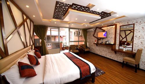 King Suite with Balcony - Complimentary Airport Pick up or Drop