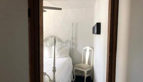 Wicker Roses Room - 1 Queen