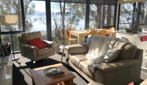 Luxury Apartment with River View - Treetops