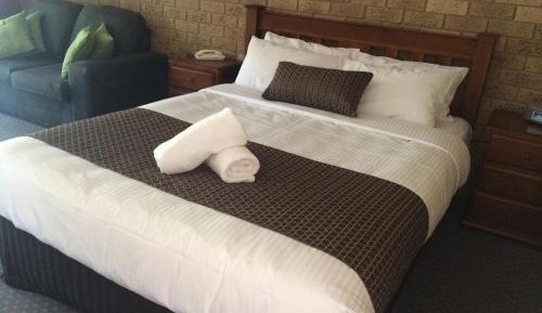 Queen Suite with Spa Bath