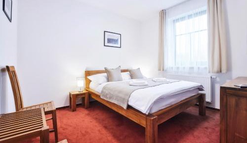 King Room with Roll-In Shower - Disability Access