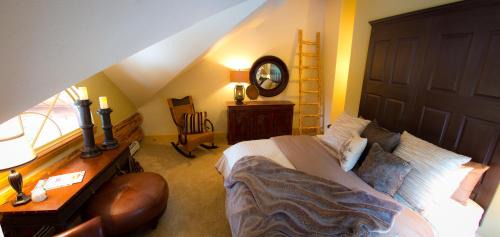 Deluxe King Suite
