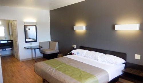 Deluxe King Room - Non-Smoking