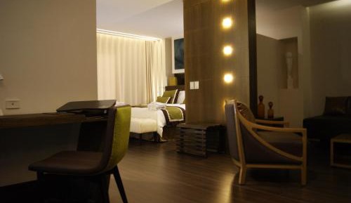 Deluxe Queen Suite