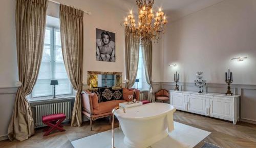 Deluxe King Suite