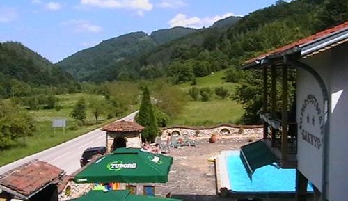 Apartment with Mountain View