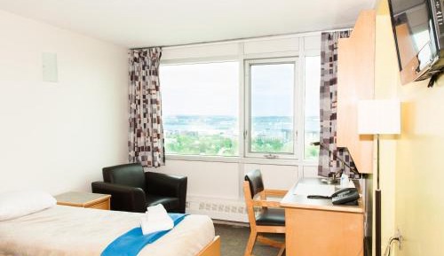 Apartment With Shared Bathroom