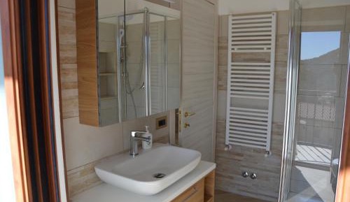 Deluxe Room (2 Adults + 1 Child)