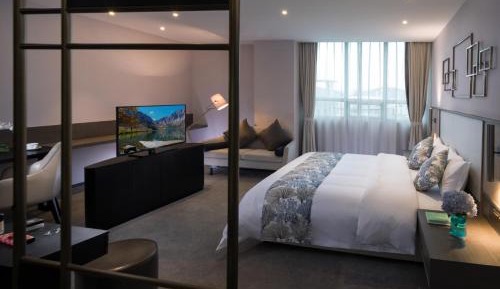 Business Queen Room