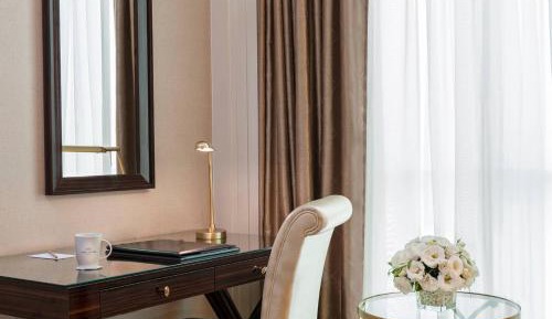 Deluxe Room with Queen Size Bed